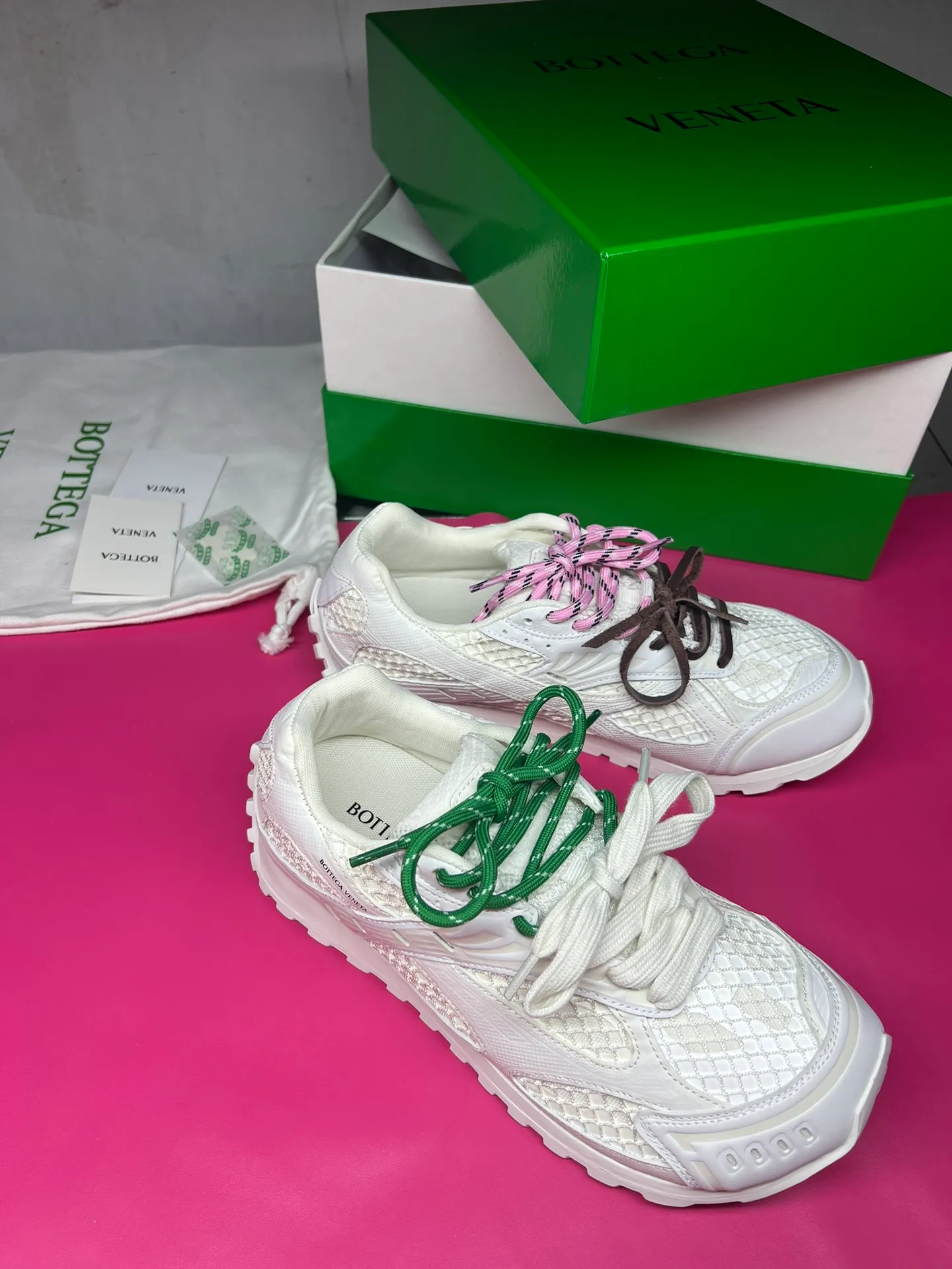 👟👟Ex-factory price 600👟👟 Men's size +10 Real photos 🔥🔥BV Orbit sneakers Wang Yibo's same style couple's dad shoes Runner sneakers, made of lightweight technical mesh fabric. Matched with geometric pattern designed rubber outsole, Wang Zha series high version. Look for the package technology. It is actually a lot taller, but the legs are still slim. Very nice, playable and durable. Matched to the standard💯 Package shoe technology. Look for the high version. The outsole is made of color-blocked TPU outsole. Women's model 35 36 37 38 39 40 41 42 (40 41 42 43 44 45 customized) (Customer logo can be accepted without refund or exchange at a favorable price) Equipped with original packaging